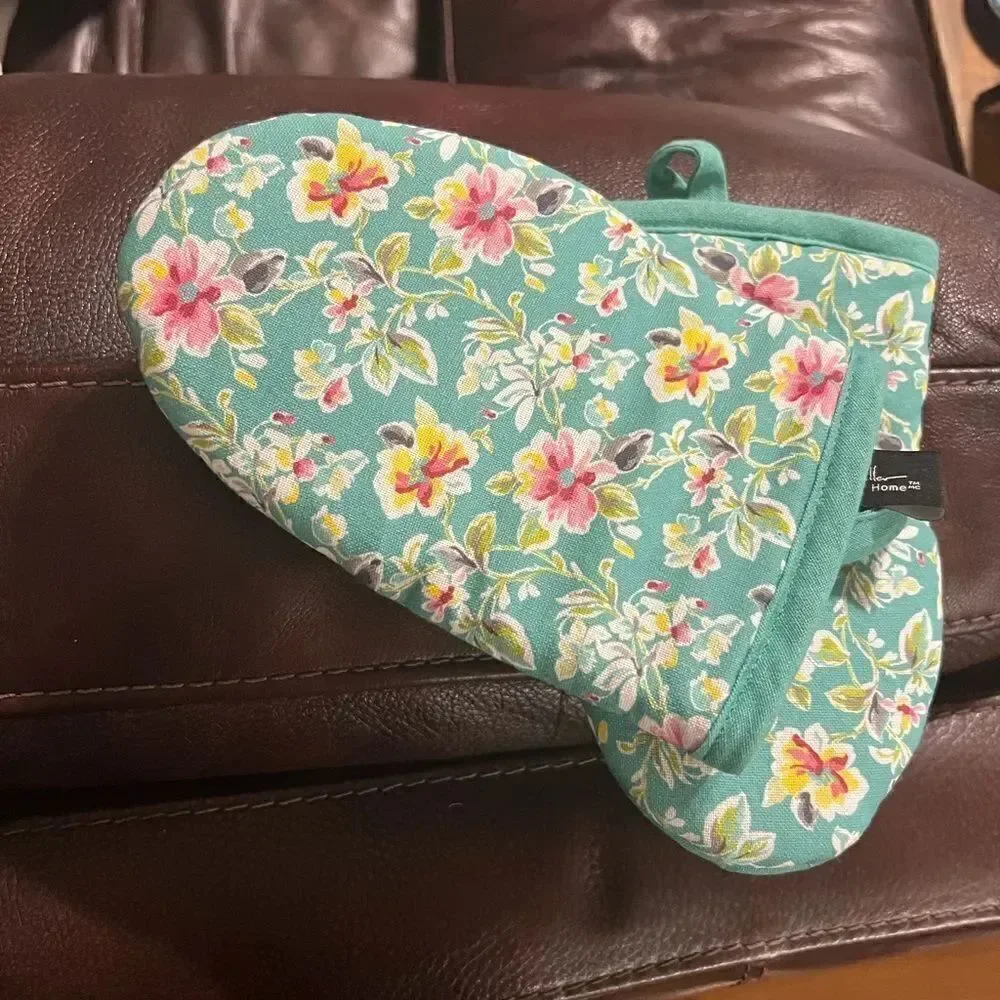 (NWOT) Nicole Miller home set of two oven mitts
